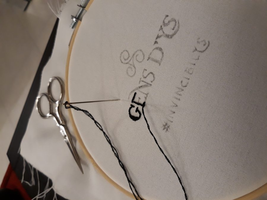 Gens d'Ys Celtic embroidery: the lettering with split stich