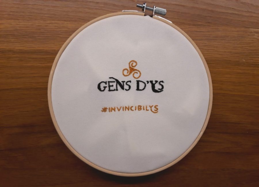 Gens d'Ys Celtic embroidery: the lettering complete, with split stich