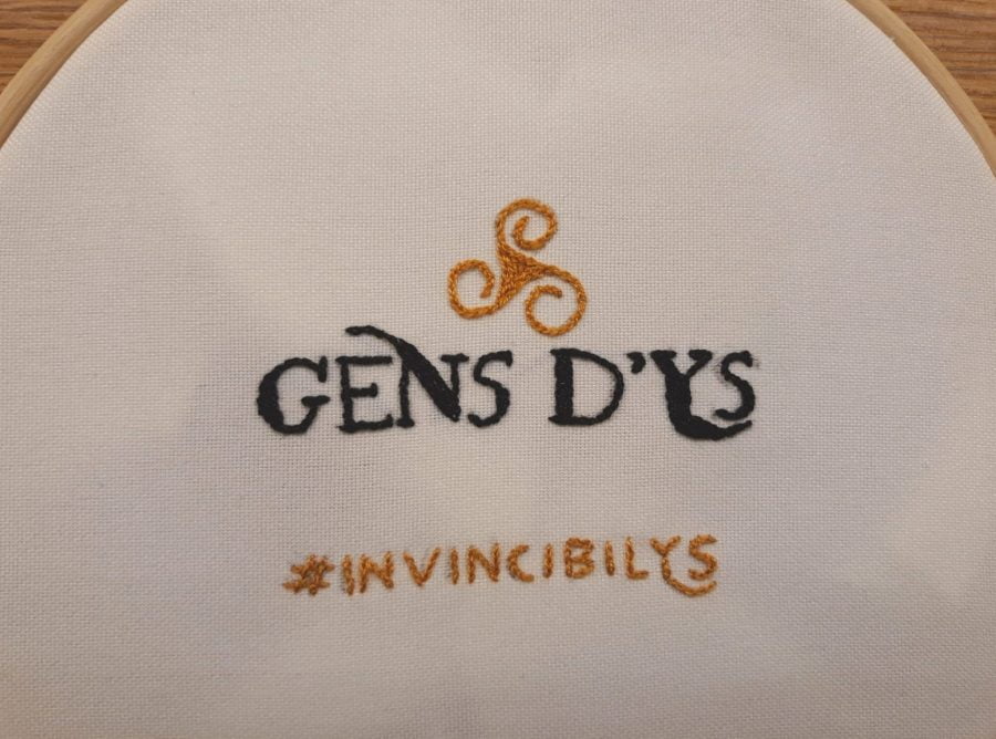 Gens d'Ys Celtic embroidery: the lettering complete, with split stich