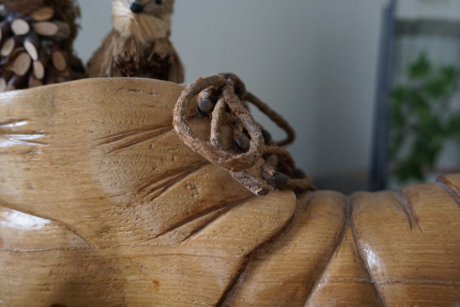 Mountain boot sculpted in wood: detail of the lacing