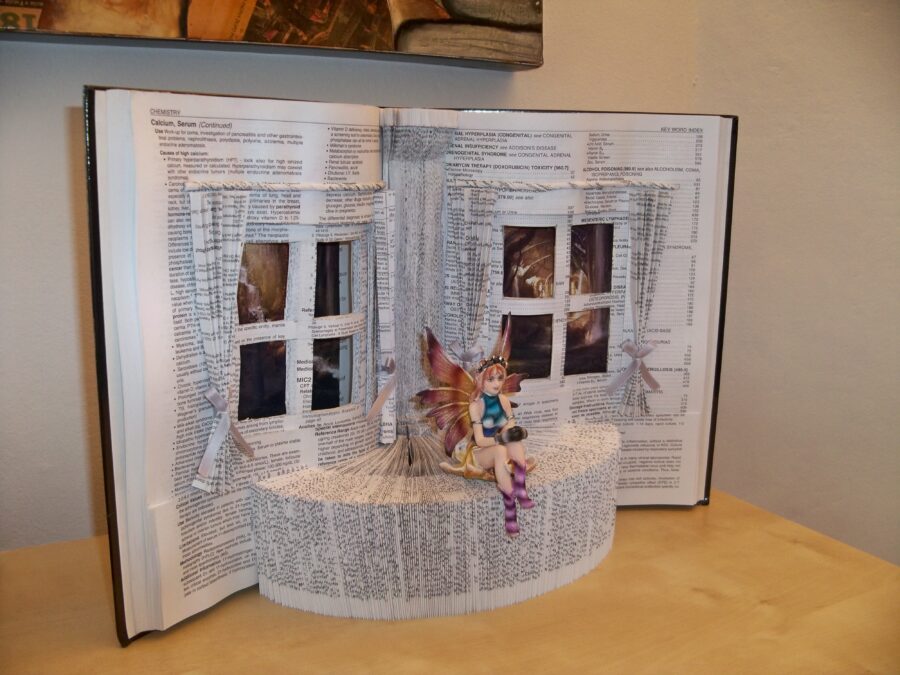 Book sculptures: how to turn old volumes into a fairy tale