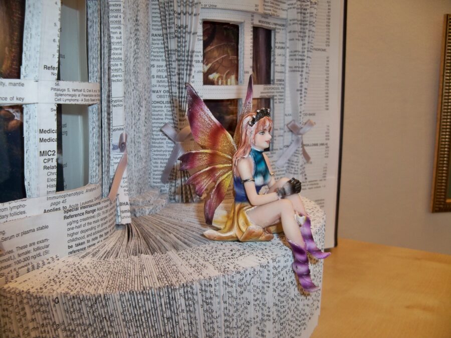 Book sculptures: how to turn old volumes into a fairy tale