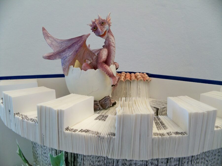 Book sculptures: how to turn old volumes into a fairy tale