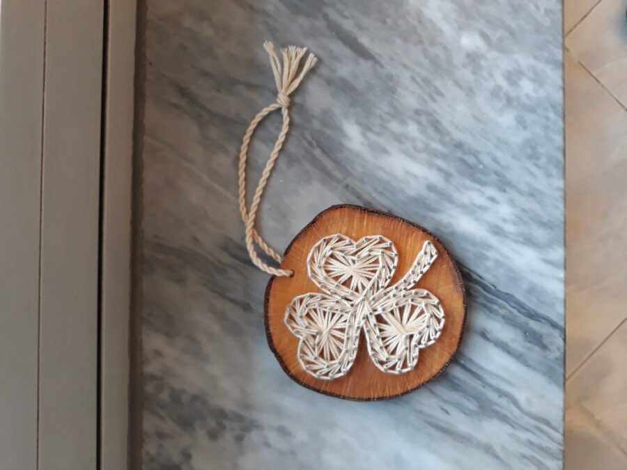 Small string art projects: shamrocks