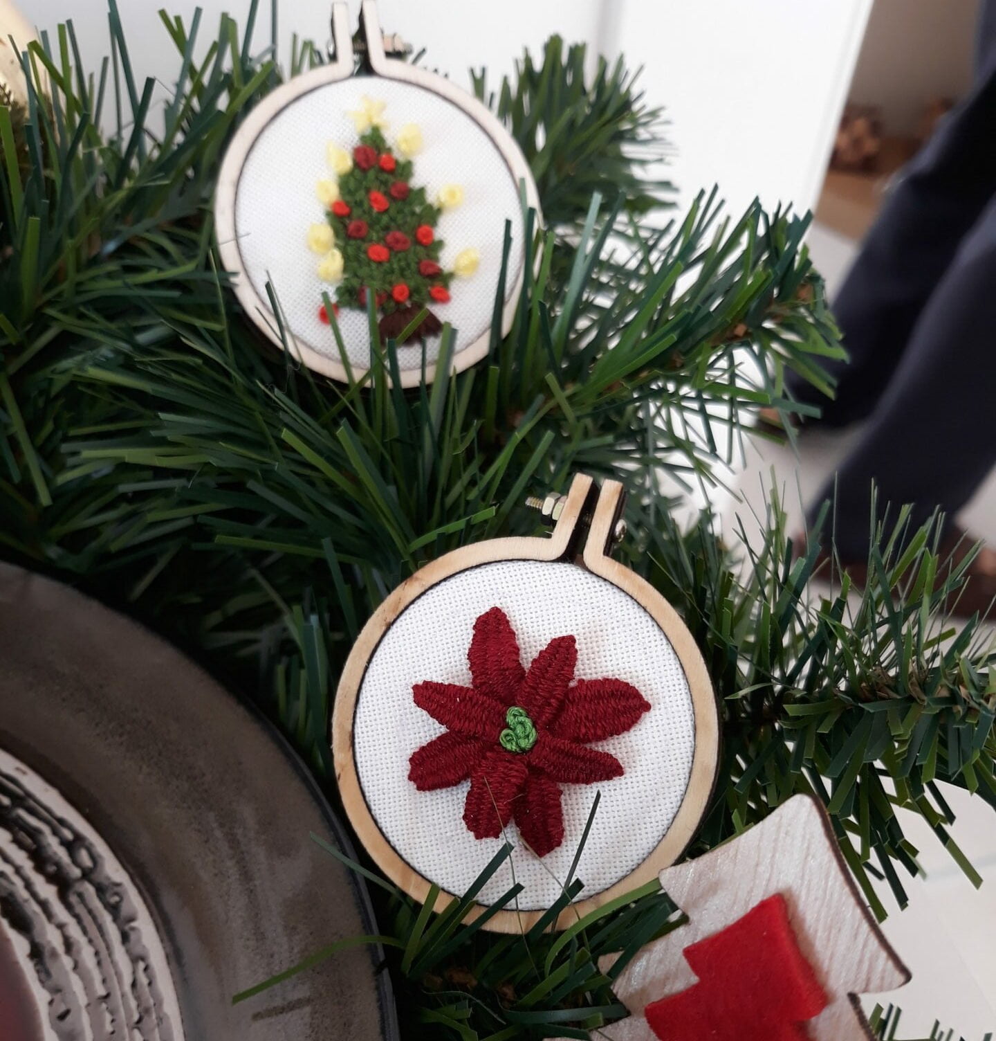 Christmas tree embroidered decorations | #LRCrafts