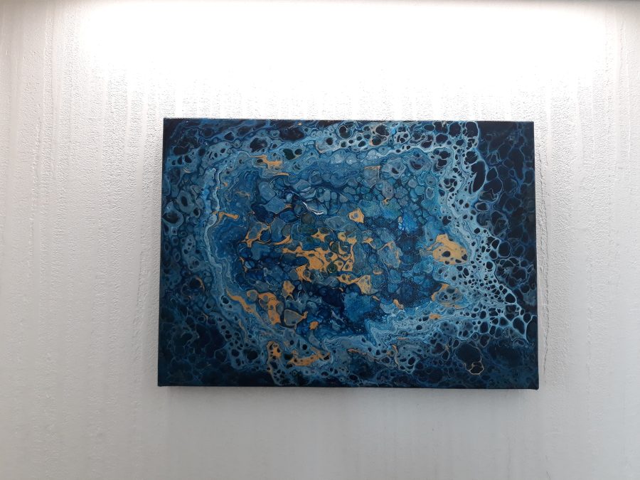 Acrylic pouring: blue with gold