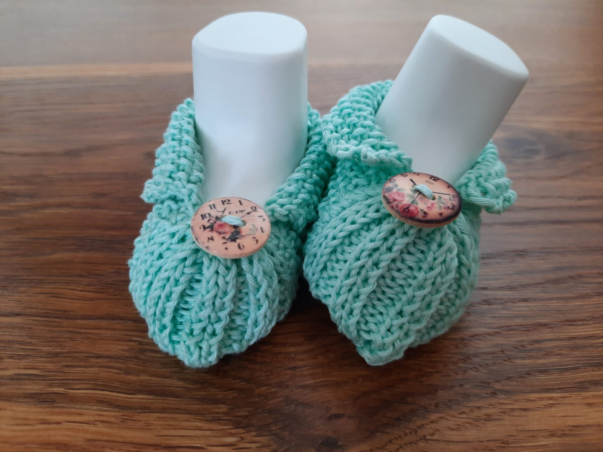 My first try at knitting baby shoes LRCrafts