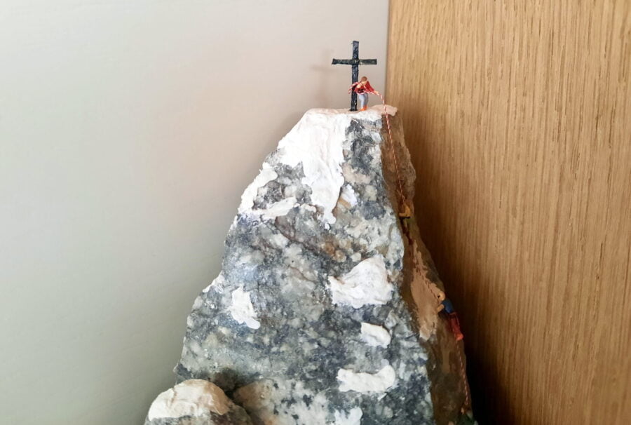 Mountain diorama with real rocks and epoxy resin, dedicated to Celtica Festival: detail of the climbers