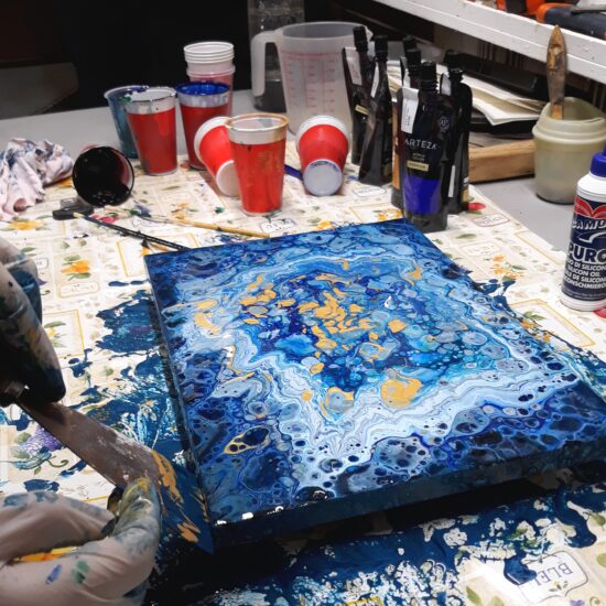 Acrylic pouring: finishing the edges