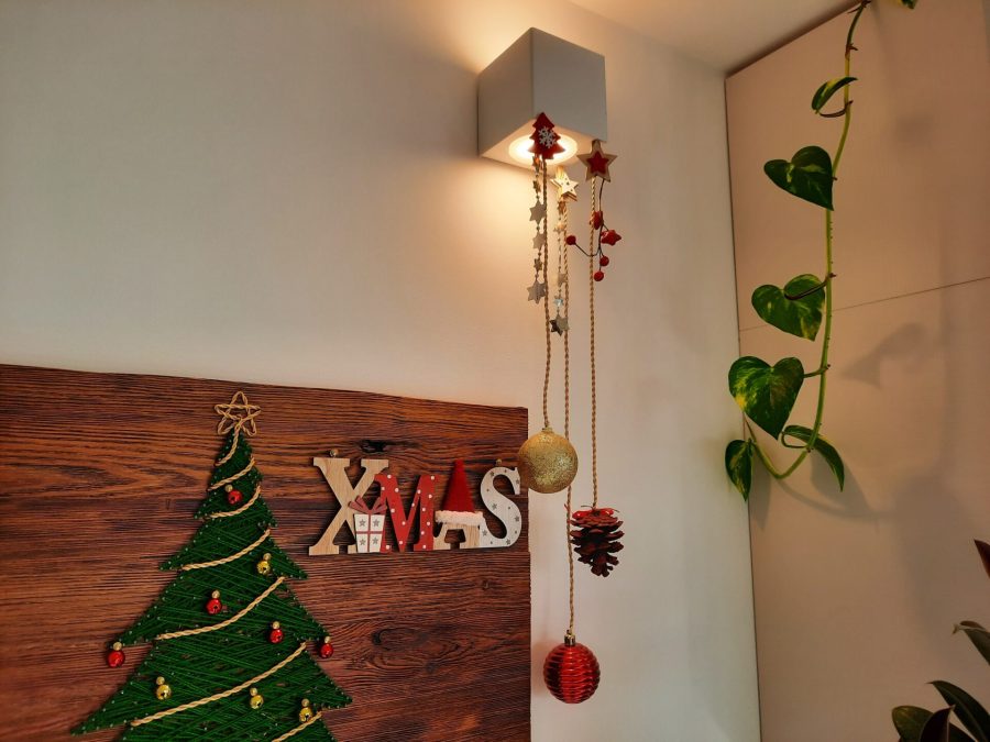 Hanging multimaterial Christmas decorations with magnets