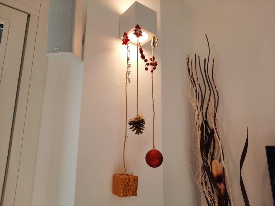 Hanging multimaterial Christmas decorations with magnets