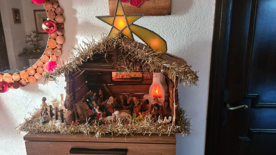 Christmas crib with lights and day-night change