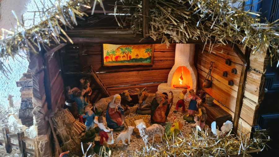 Christmas crib with lights and day-night change