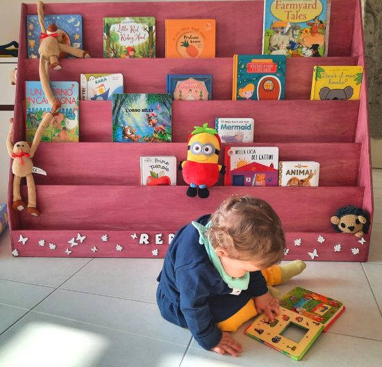 A custom DIY Montessori bookshelf for our daughter