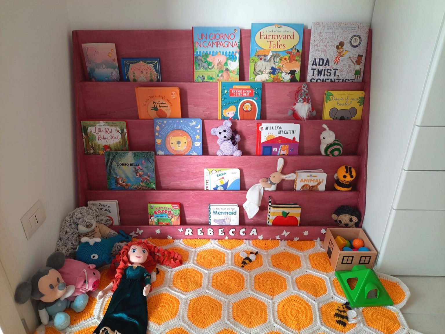 How to make a Montessori bookshelf (free PDF plans + calculator) 