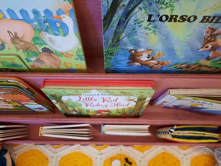 A custom DIY Montessori bookshelf for our daughter