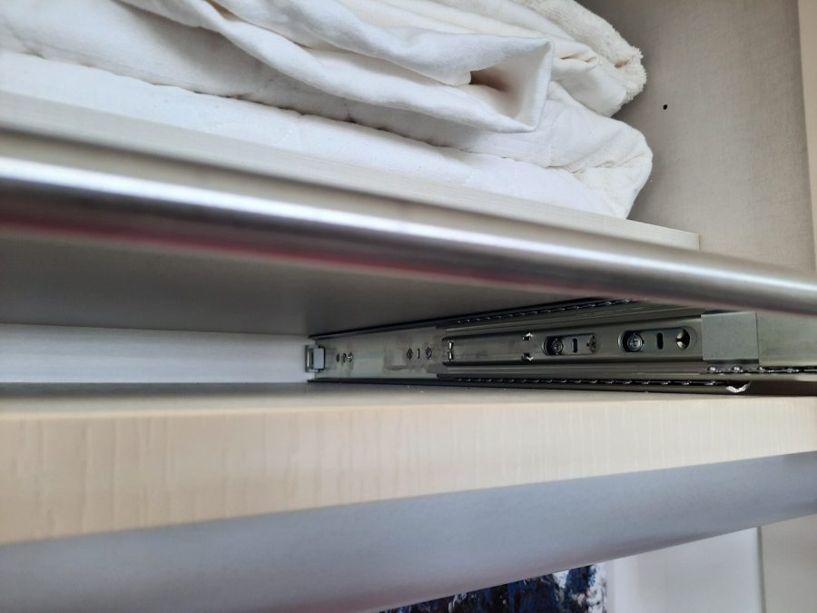 Steel extractable clothes hanger for wardrobe