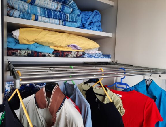 Steel extractable clothes hanger for wardrobe