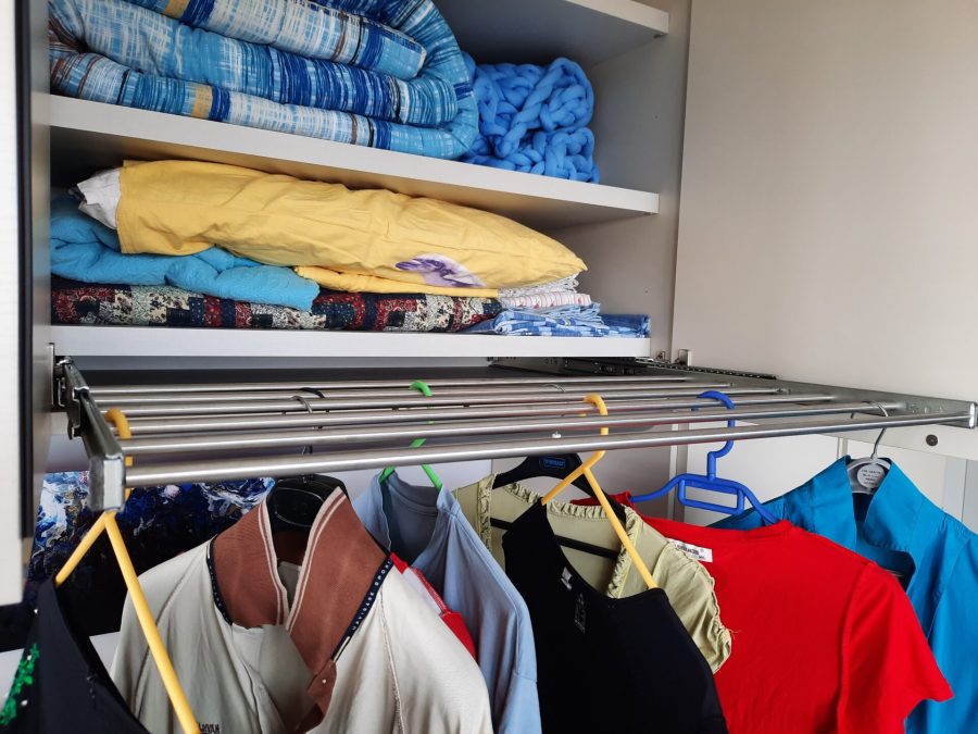 Steel extractable clothes hanger for wardrobe