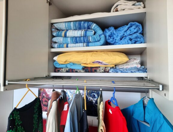 Steel extractable clothes hanger for wardrobe