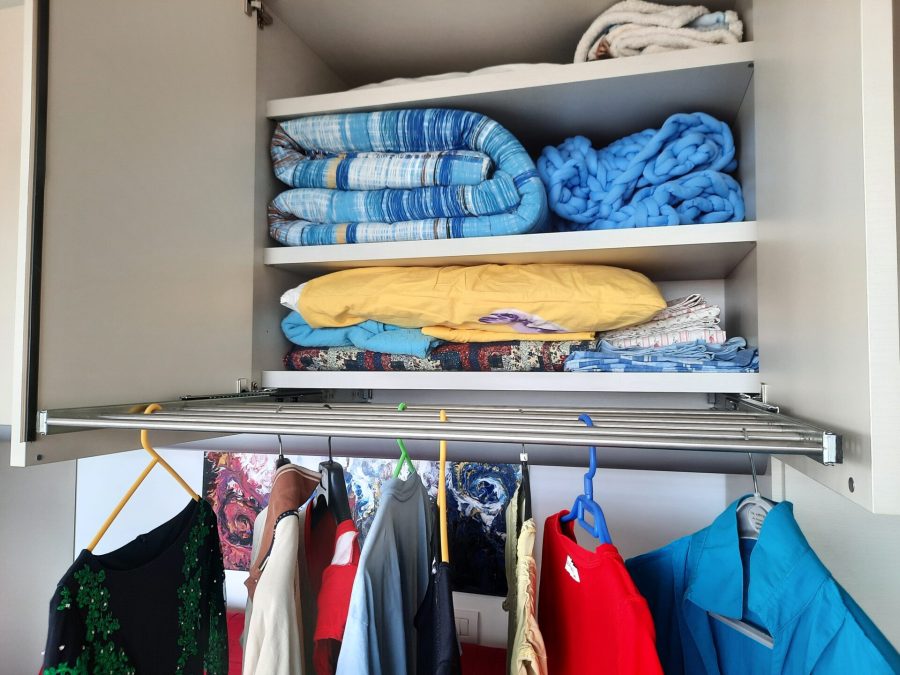 Steel extractable clothes hanger for wardrobe