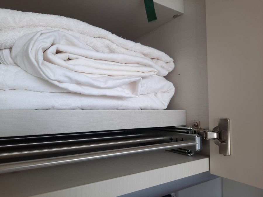 Steel extractable clothes hanger for wardrobe