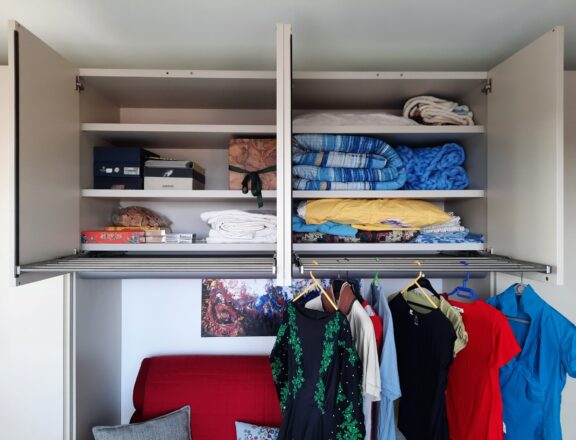 Steel extractable clothes hanger for wardrobe