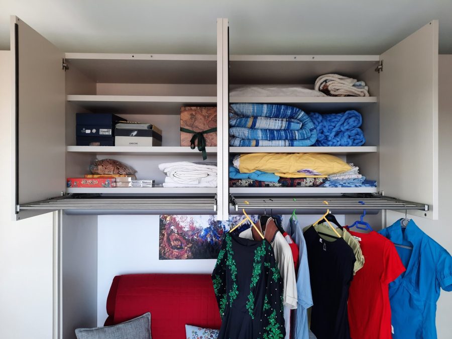 Steel extractable clothes hanger for wardrobe