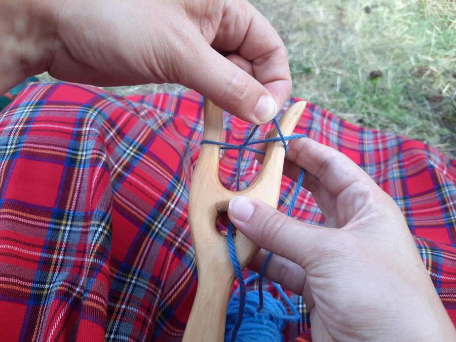 How to Lucet: step 4.1, lift lower thread over the right prong
