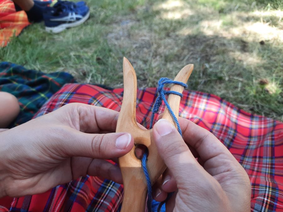 How to Lucet, the closing: step 5.1, move left ring over the right prong