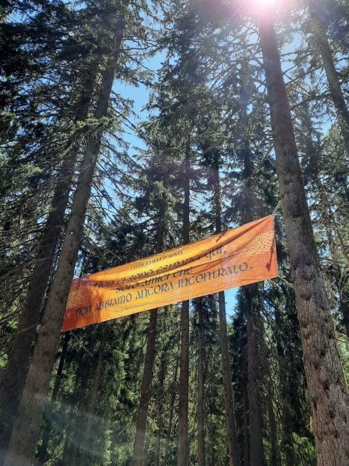 Celtica Valle d'Aosta: the sign at the entrance of the festival with the quote by W. B. Yeats "There are no strangers here; Only friends you haven’t yet met.”