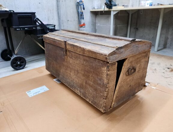 The steamer trunk closed after cutting the sides