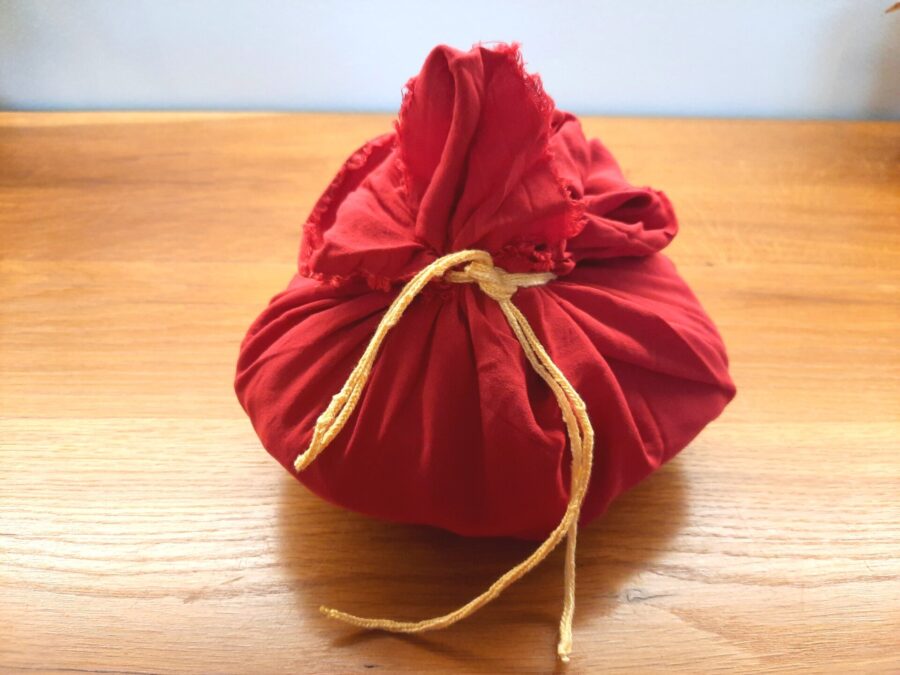 A sustainable way of wrapping presents: scrap fabric and a reusable cord made with a lucet
