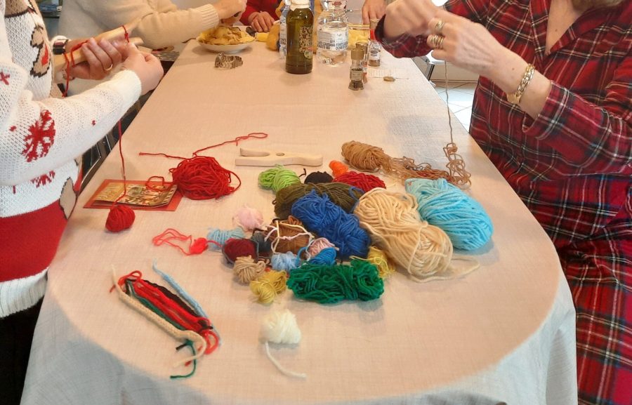 Realizzando braccialetti al lucet per il Presepe Vivente 2022 di Zavattarello