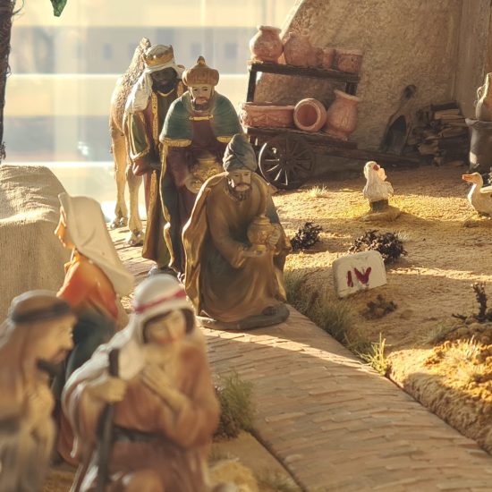 Nativity diorama inside an antique steamer trunk: the approach of the three kings