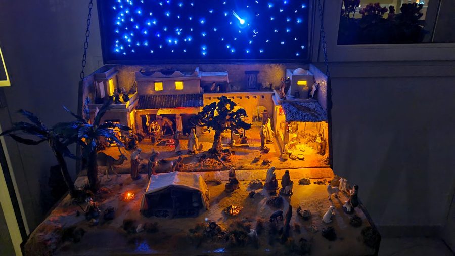 Nativity diorama inside an antique steamer trunk: the scene during the night