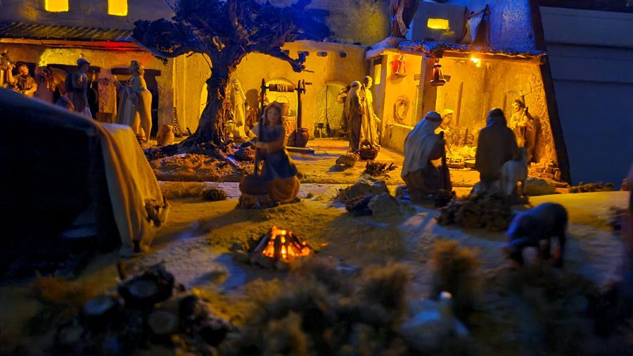Nativity diorama inside an antique steamer trunk: the scene during the night