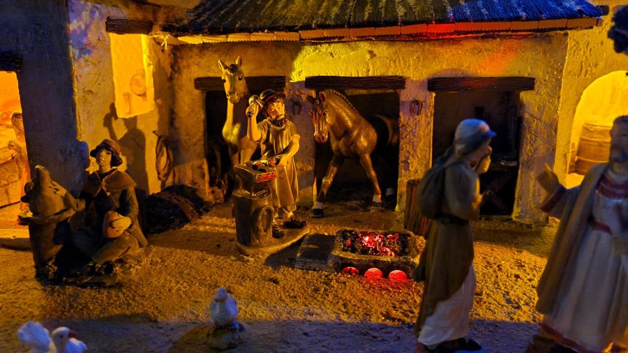 Nativity diorama inside an antique steamer trunk: the scene during the night