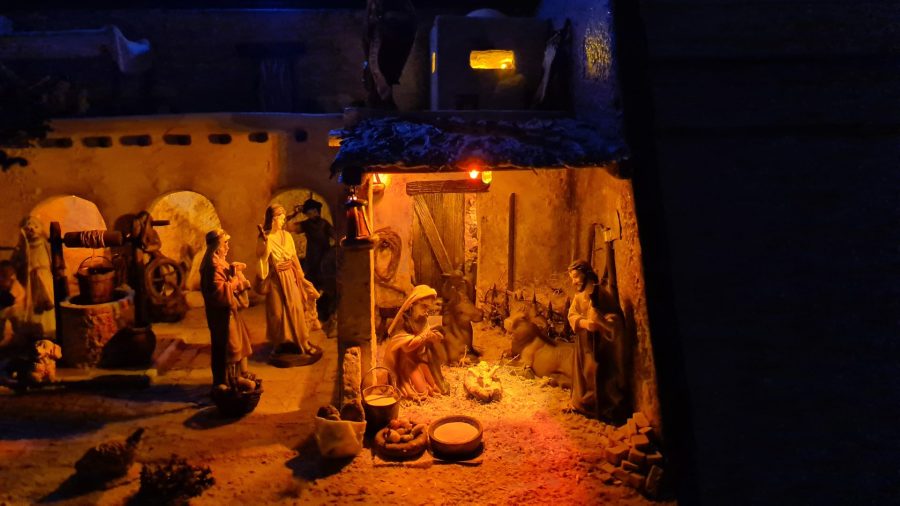 Nativity diorama inside an antique steamer trunk: the scene during the night