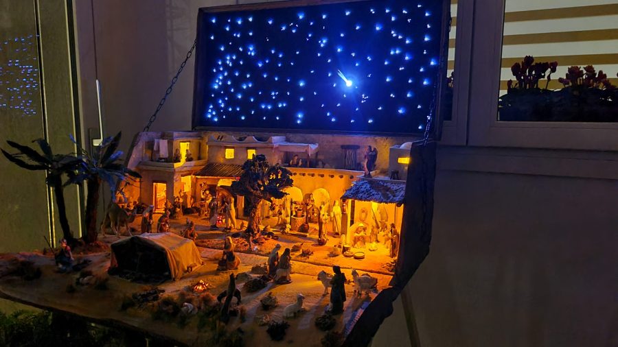 Nativity diorama inside an antique steamer trunk: the scene during the night