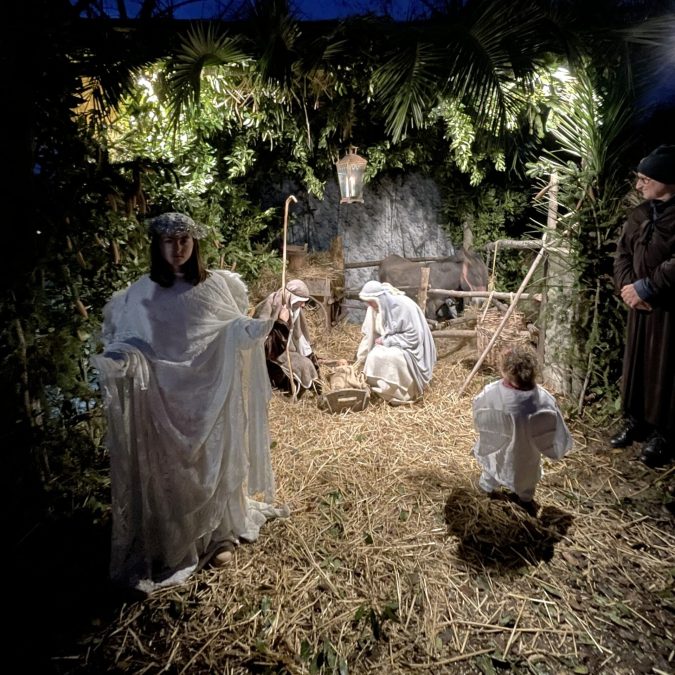 Presepe Vivente di Zavattarello, edizione 2022: il nostro piccolo angioletto davanti alla capanna della Natività