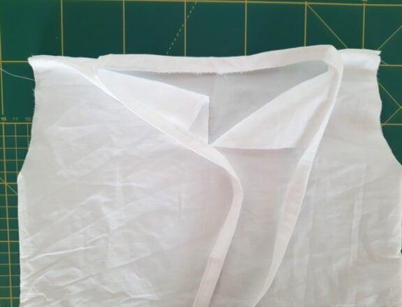 Sewing a rocket costume for my child: the neckline border is long enough to become the back closure to tie with a bow
