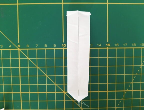 Sewing a rocket costume for my child: making borders for neckline and sleeves