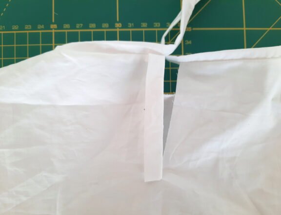 Sewing a rocket costume for my child: adding the border on the back opening