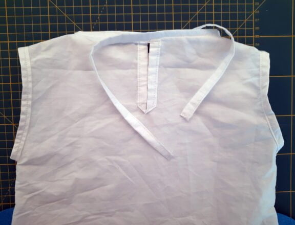 Sewing a rocket costume for my child: the back is complete, with borders and closure