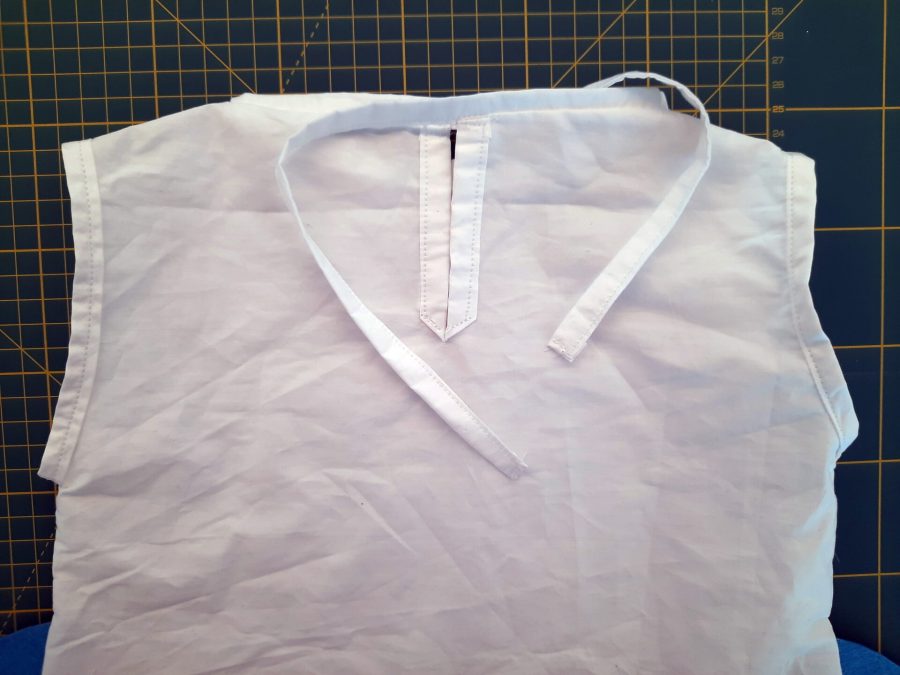 Sewing a rocket costume for my child: the back is complete, with borders and closure