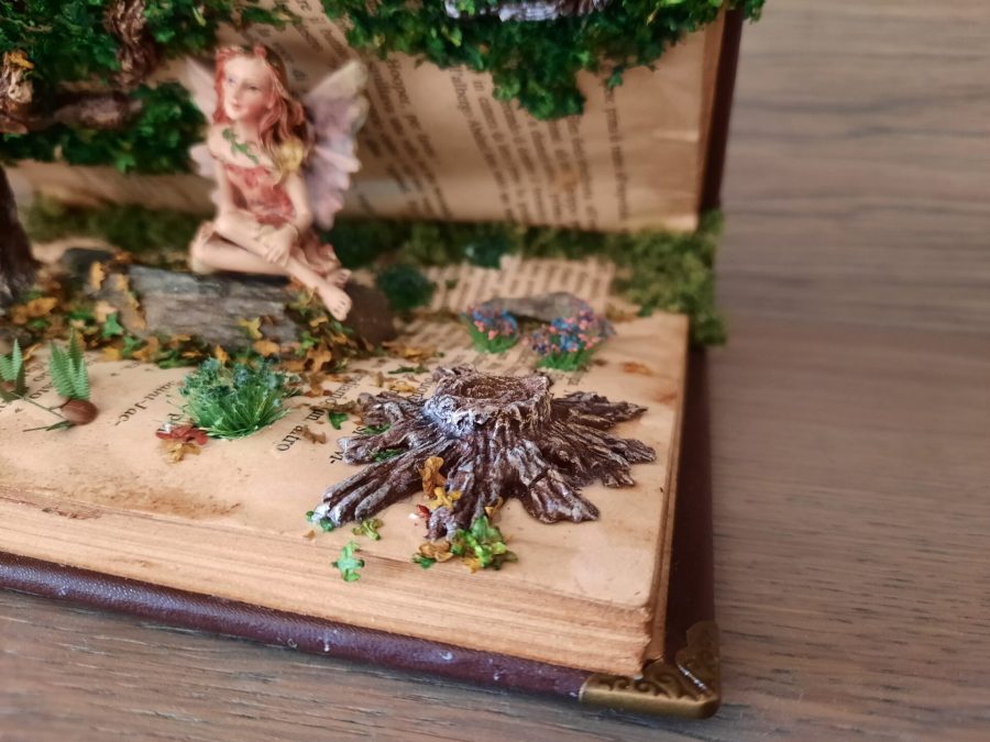 Fairy forest, the fairy on the rock, pink version: the tree stump