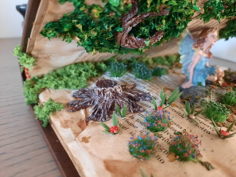 Fairy forest, the fairy on the rock, blue version: the tree stump