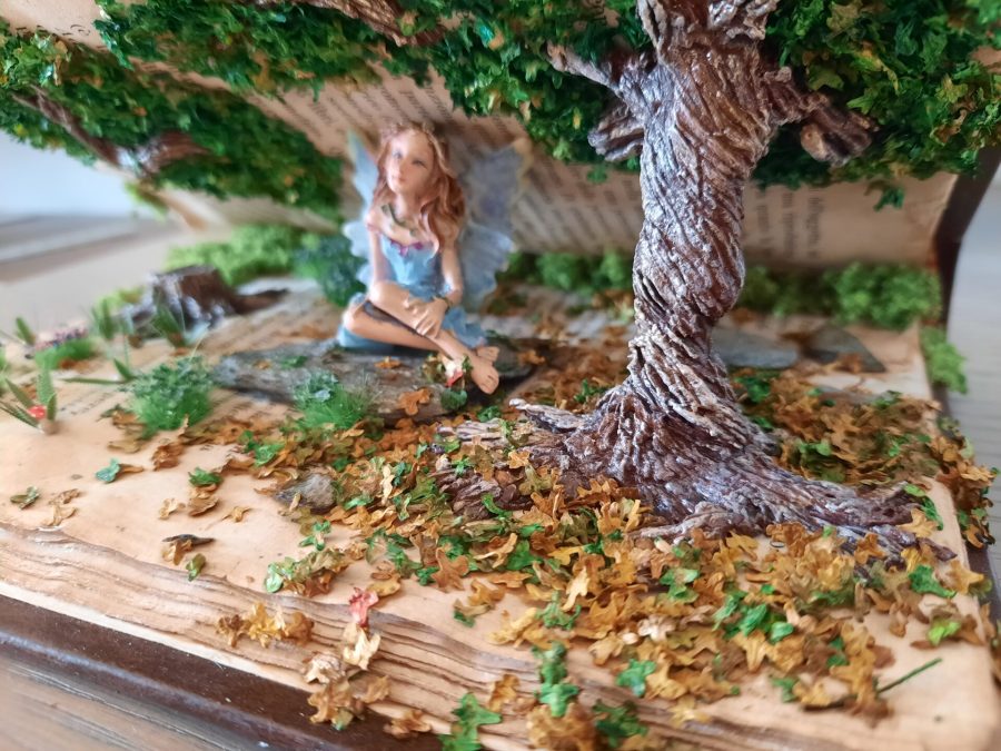 Fairy forest, the fairy on the rock, blue version: details of the tree