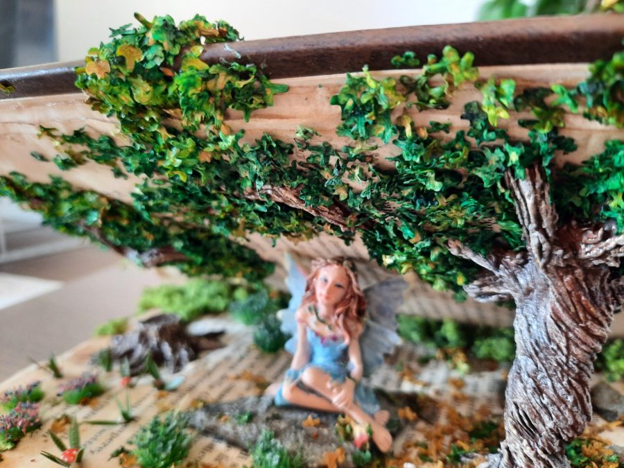 Fairy forest, the fairy on the rock, blue version: details of the tree branches